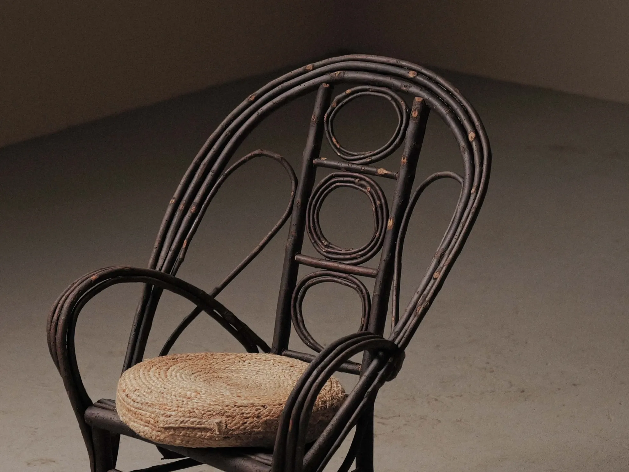 Fauteuil sculptural en bois courbé , Art Populaire, vers 1900