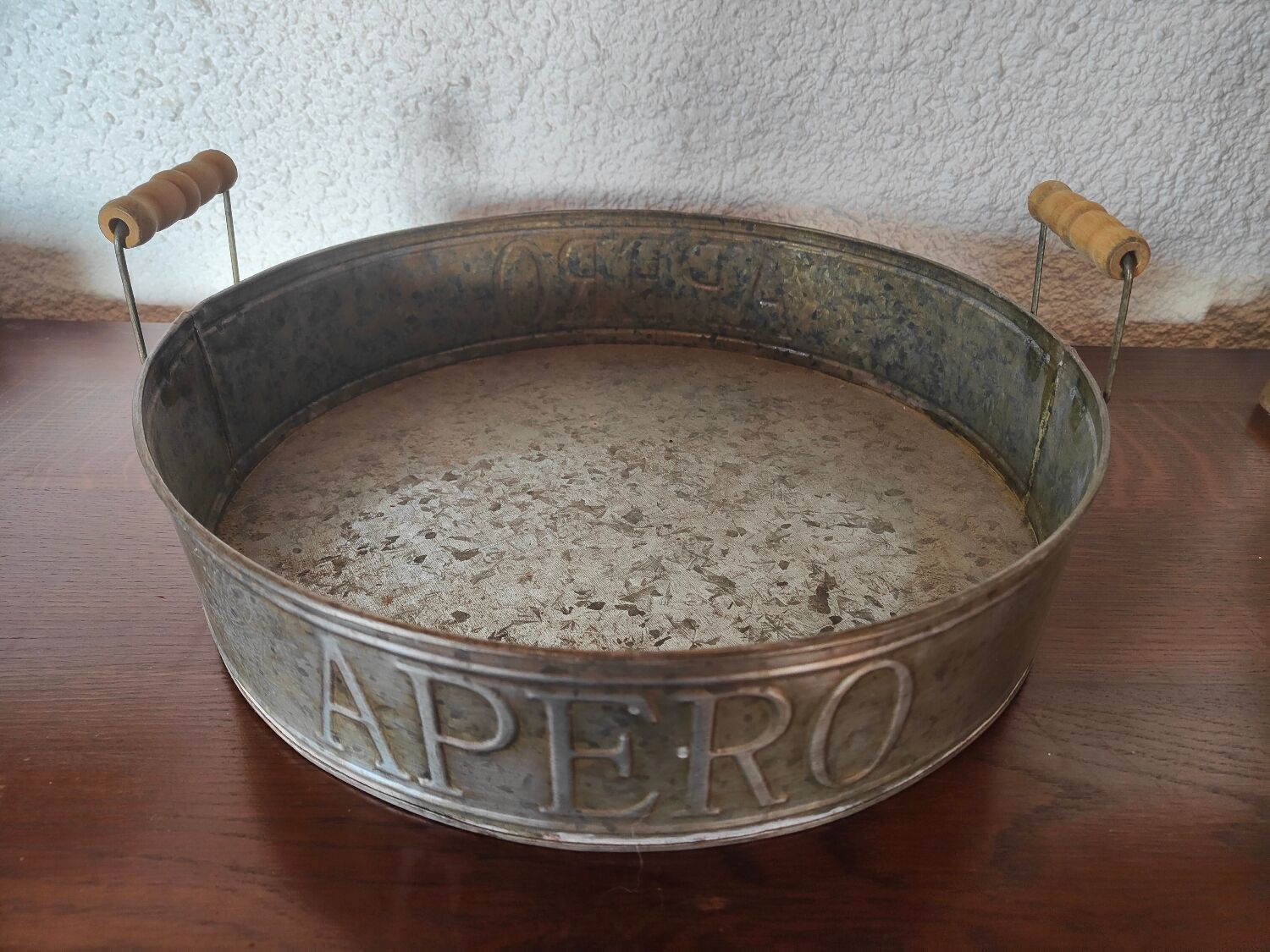 Aperitif serving tray in sheet metal with folding wooden cuffs