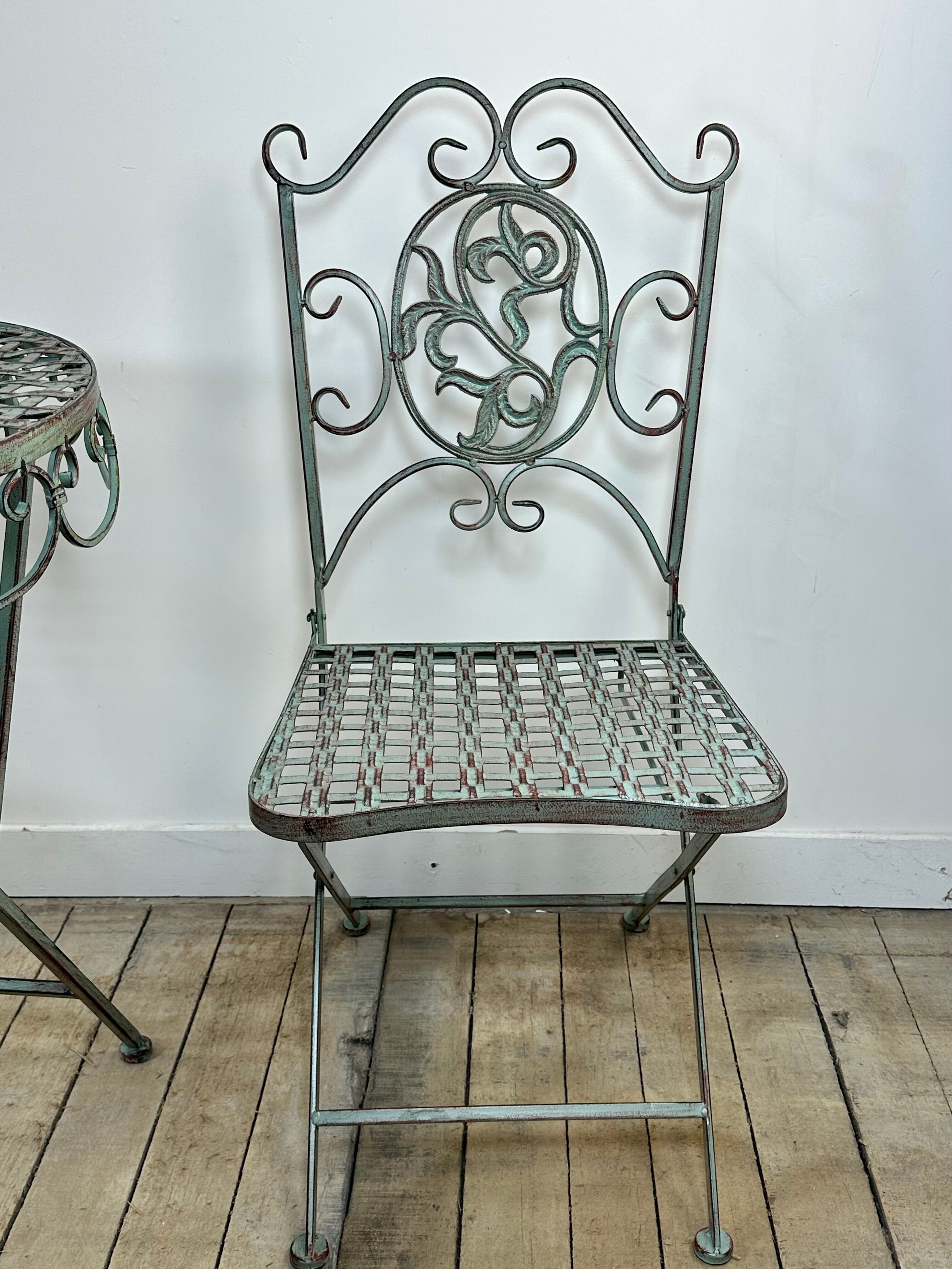 Patinated green folding wrought iron garden set with 1 table + 2 chairs.
