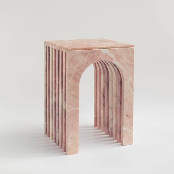 Table d'appoint en marbre rose ''Balance