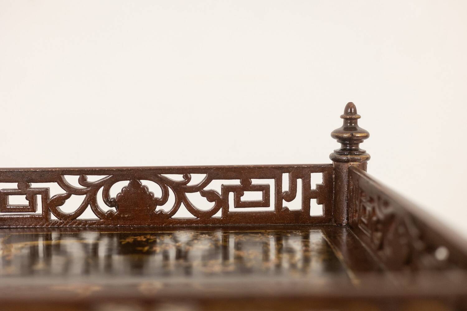 Small serving table with Japonese lacquer decoration. Napoleon III period.