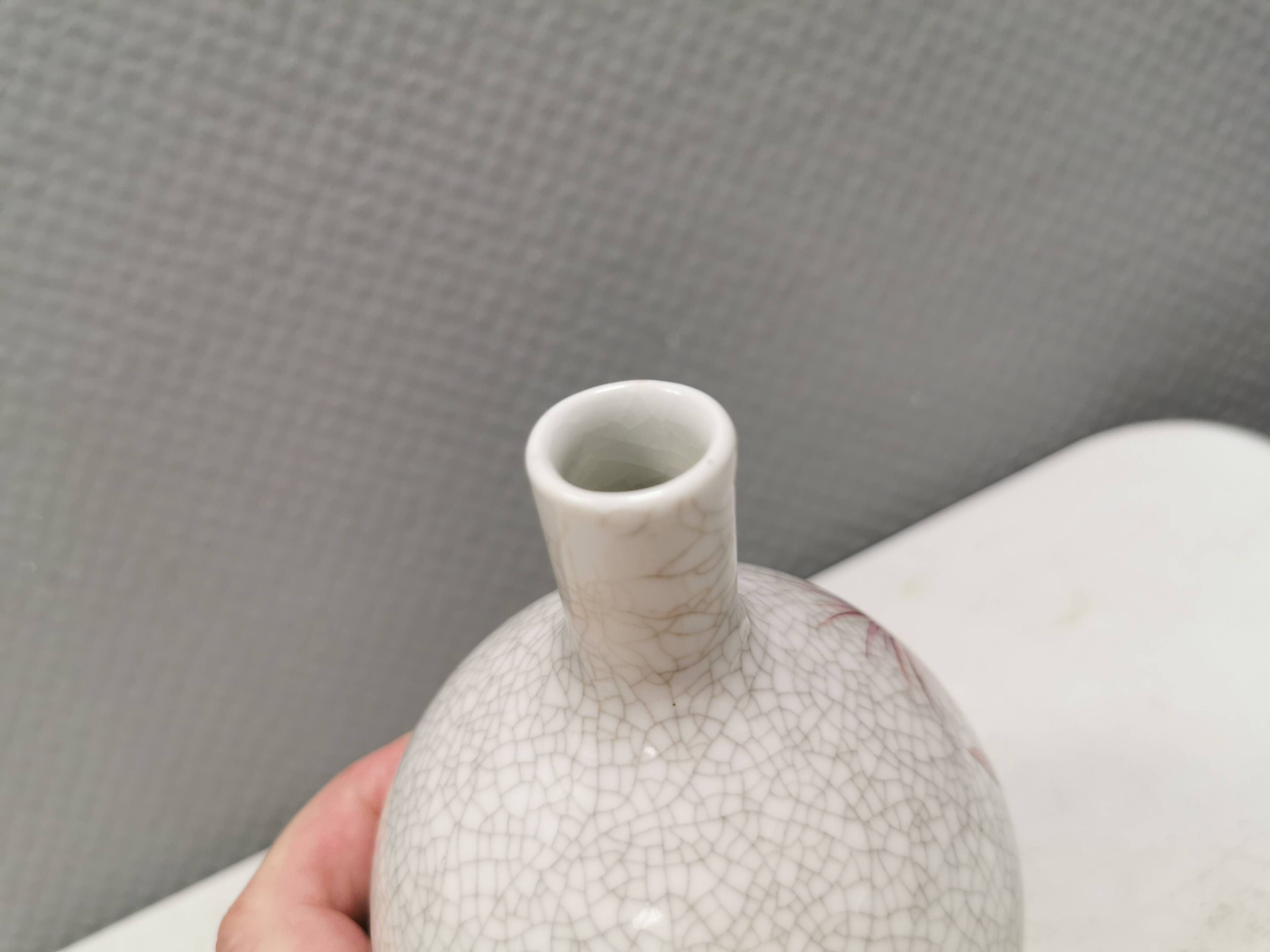 A vase in crackled porcelain with pink decoration. Germany 1930s