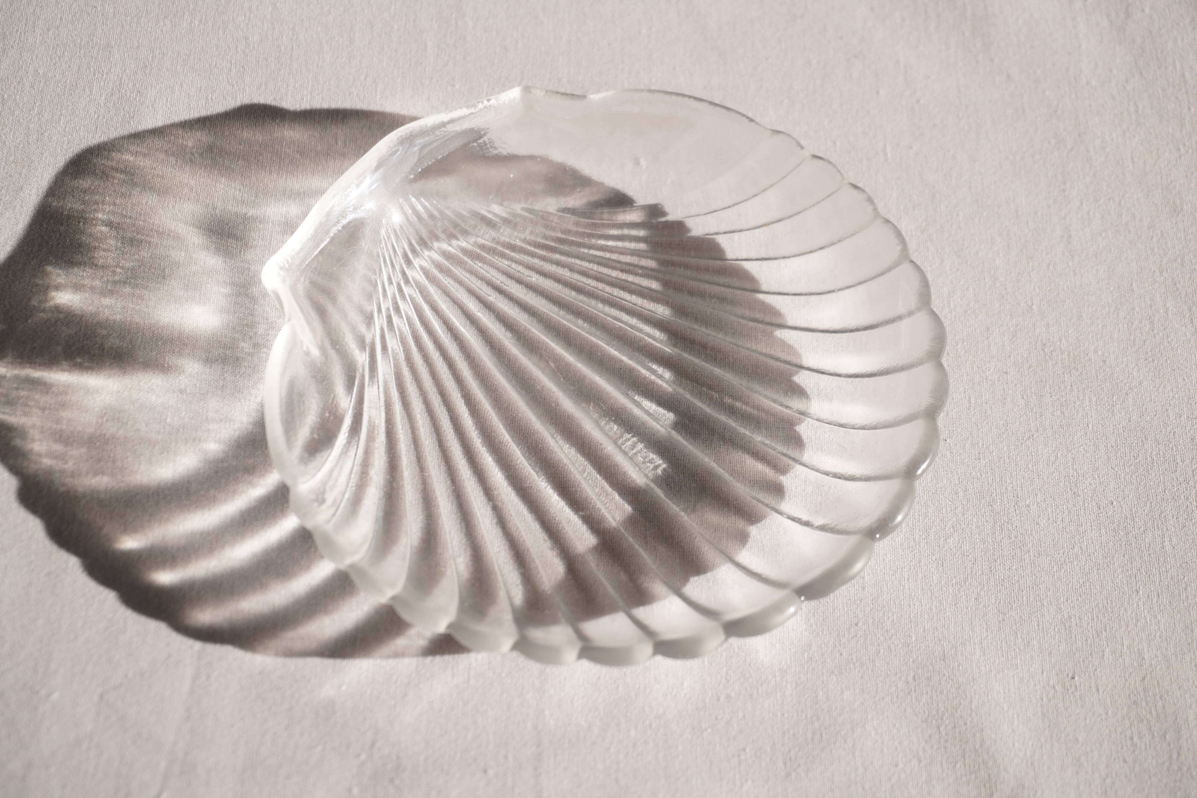 Glass scallop shell dish, Arcuisine France