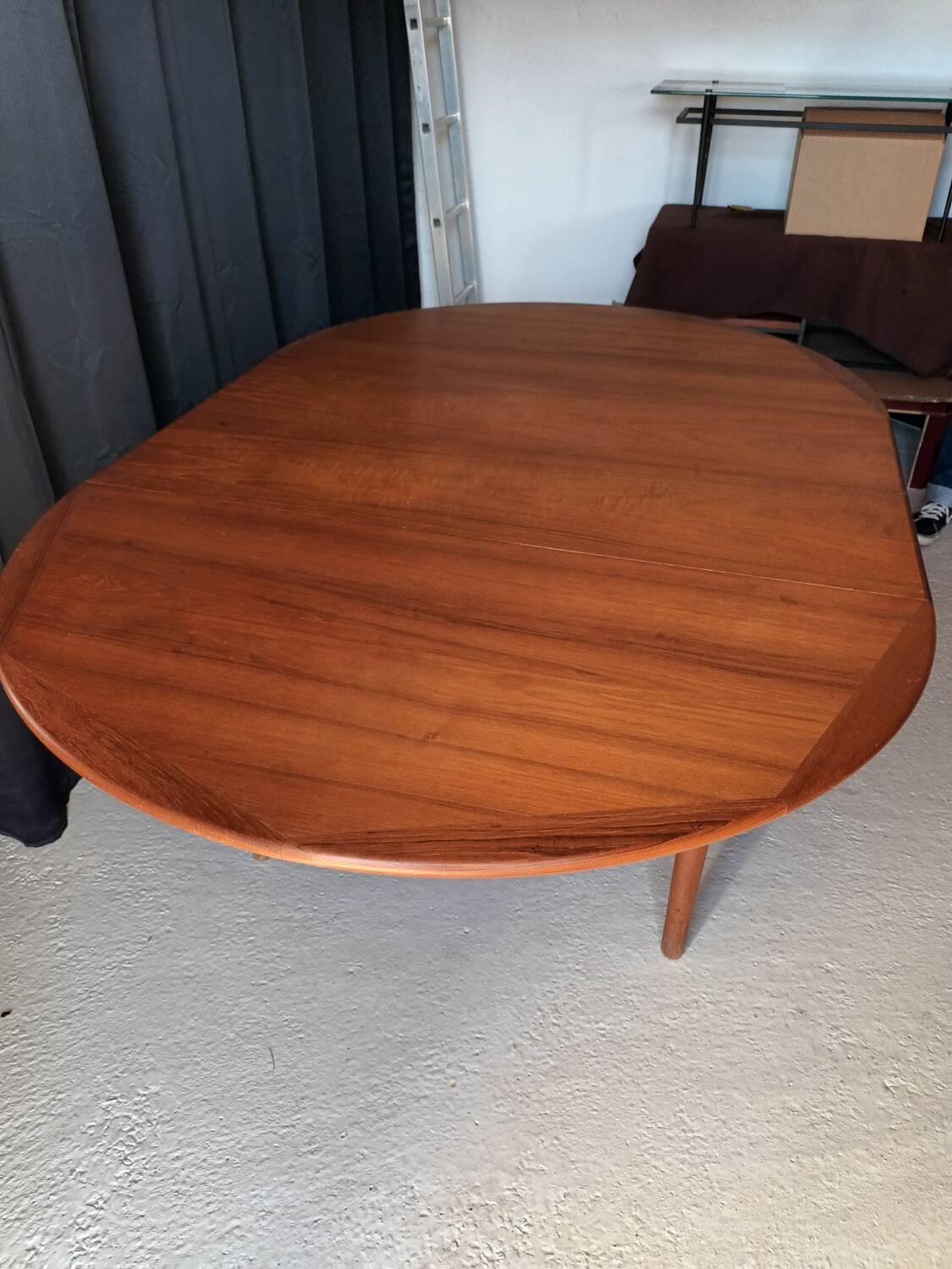 Scandinavian round table