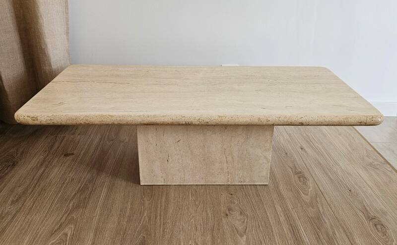 Beige travertine coffee table in the style of Italian design, 120 x 60 cm.