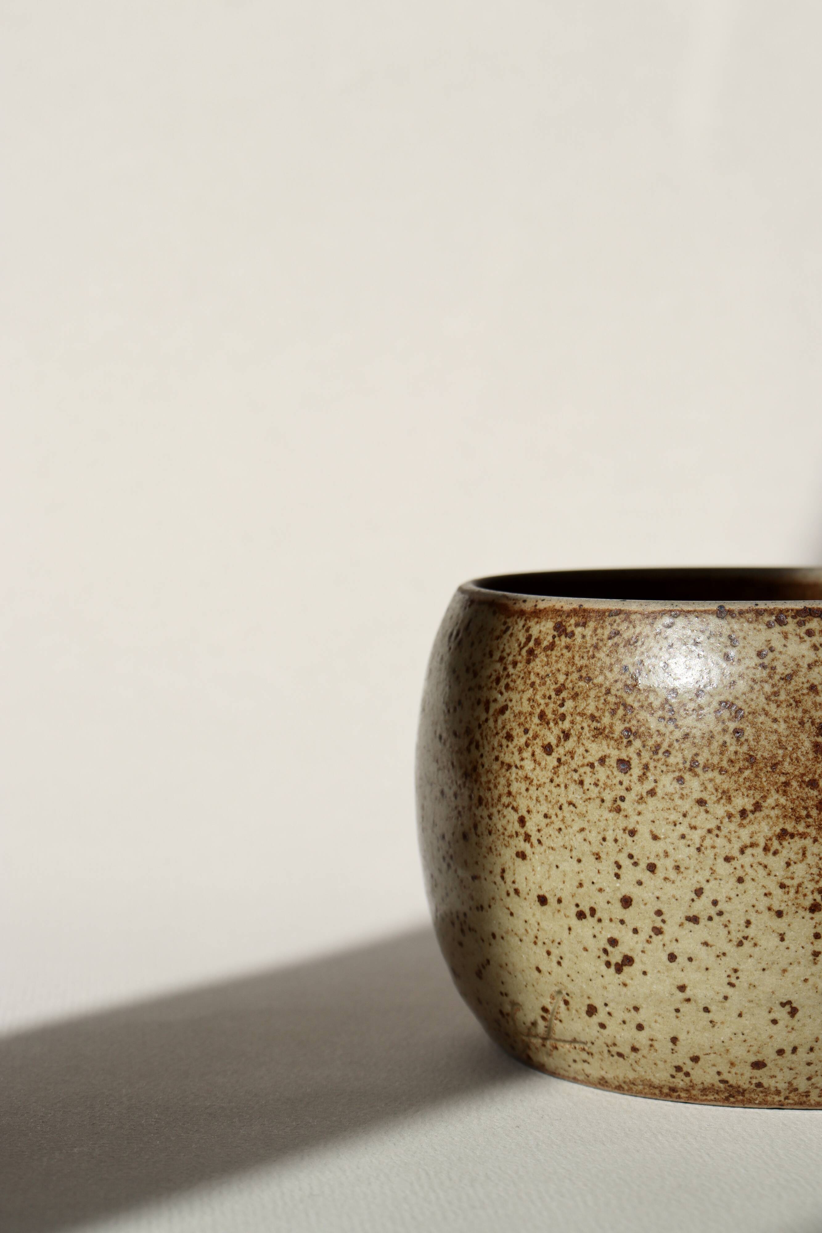 Pot en grès moucheté