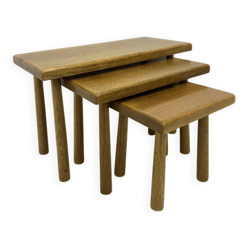 Ensemble de tables gigognes en chêne massif style brutaliste, années 1970.
