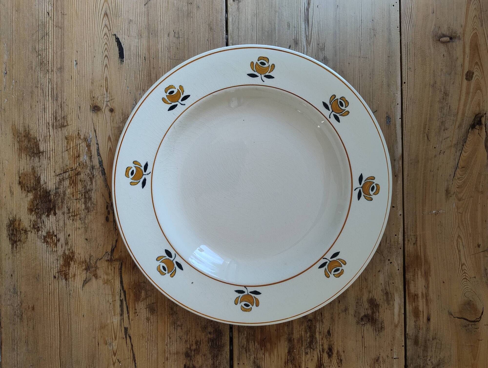 Antique hollow plate in faience from the Nouvelle Galerie, Savoie.