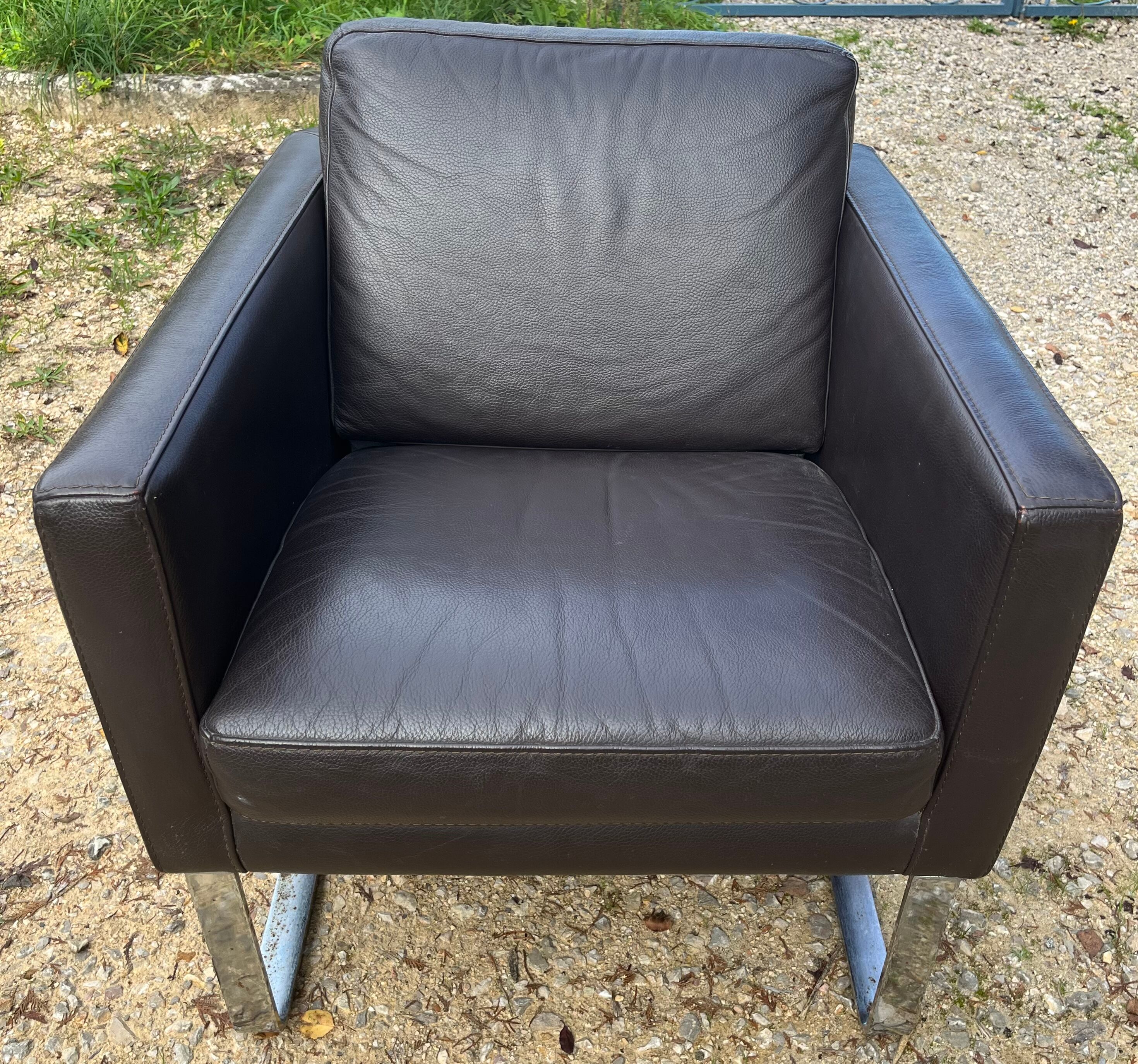 Leather armchair metal base