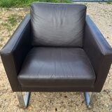 Fauteuil en cuir piétement metal