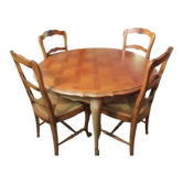 Table extensible et 4 chaises paillées, en merisier