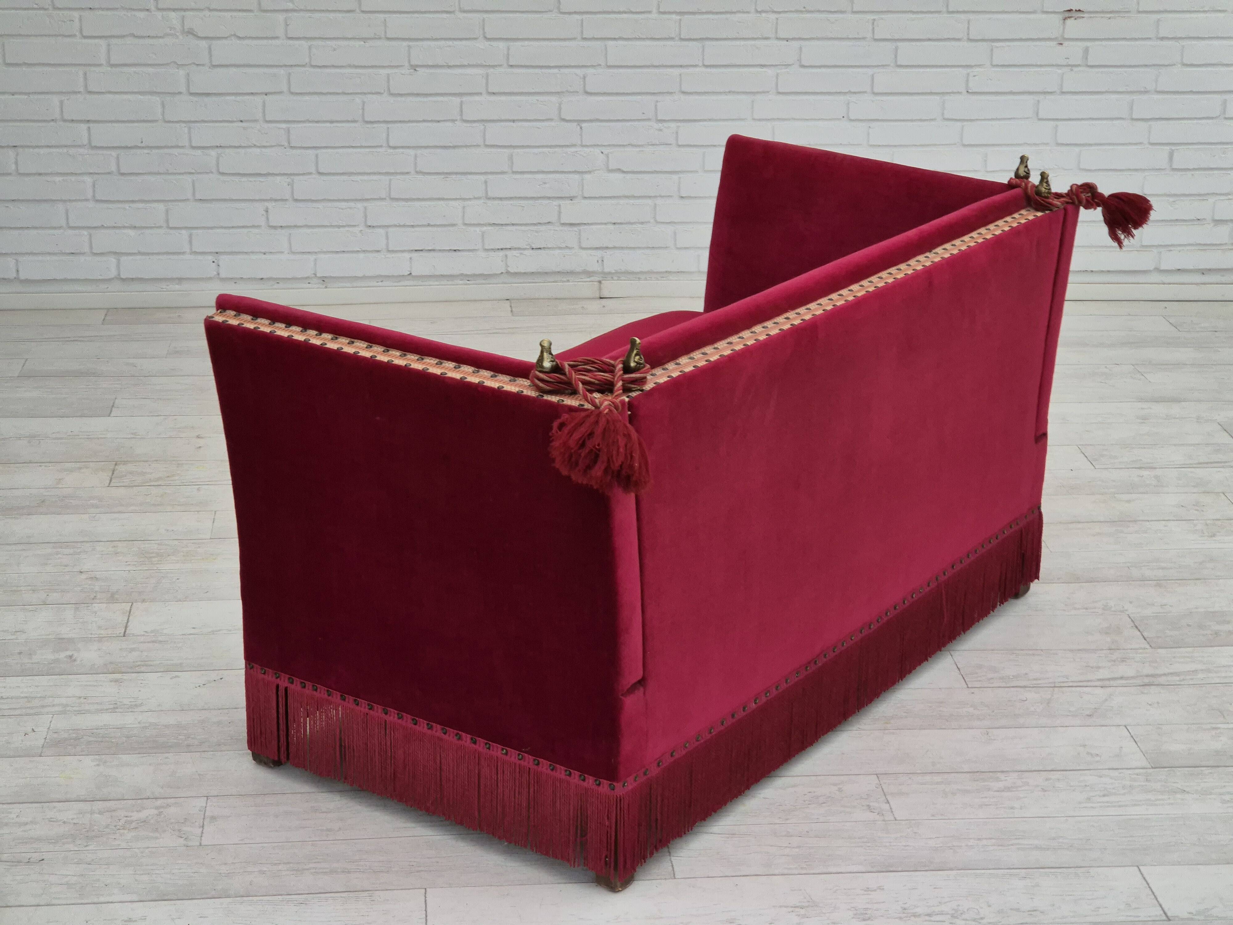 Années 1970, canapé danois 2 places à bras tombants en velours, velours rouge cerise, état d'origine.