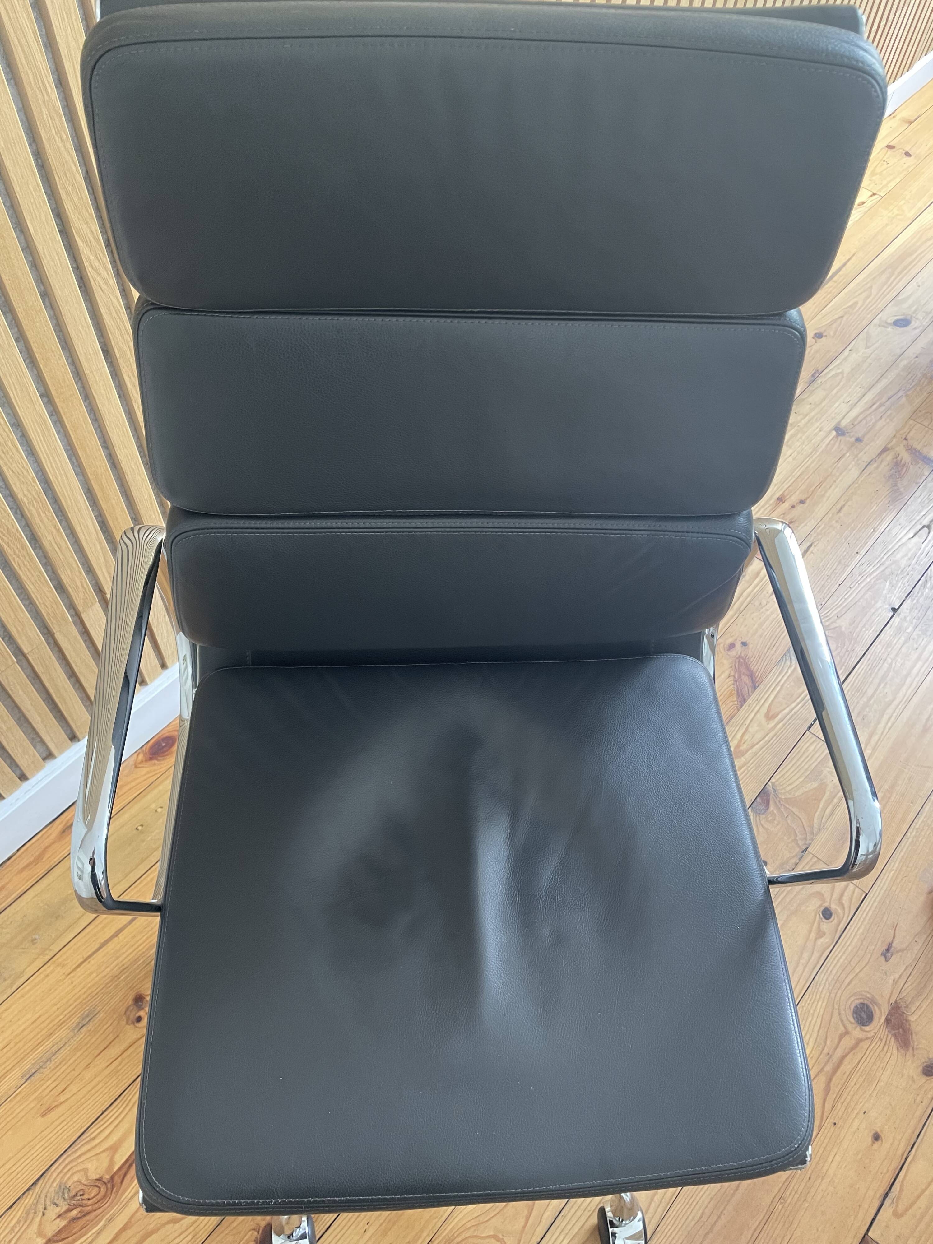 Fauteuil de bureau ea 219 soft pad eames chair by vitra
