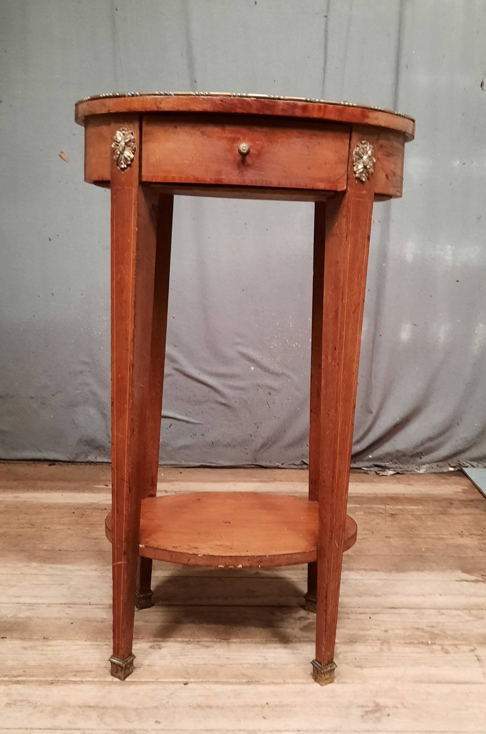 Oval marquette side table