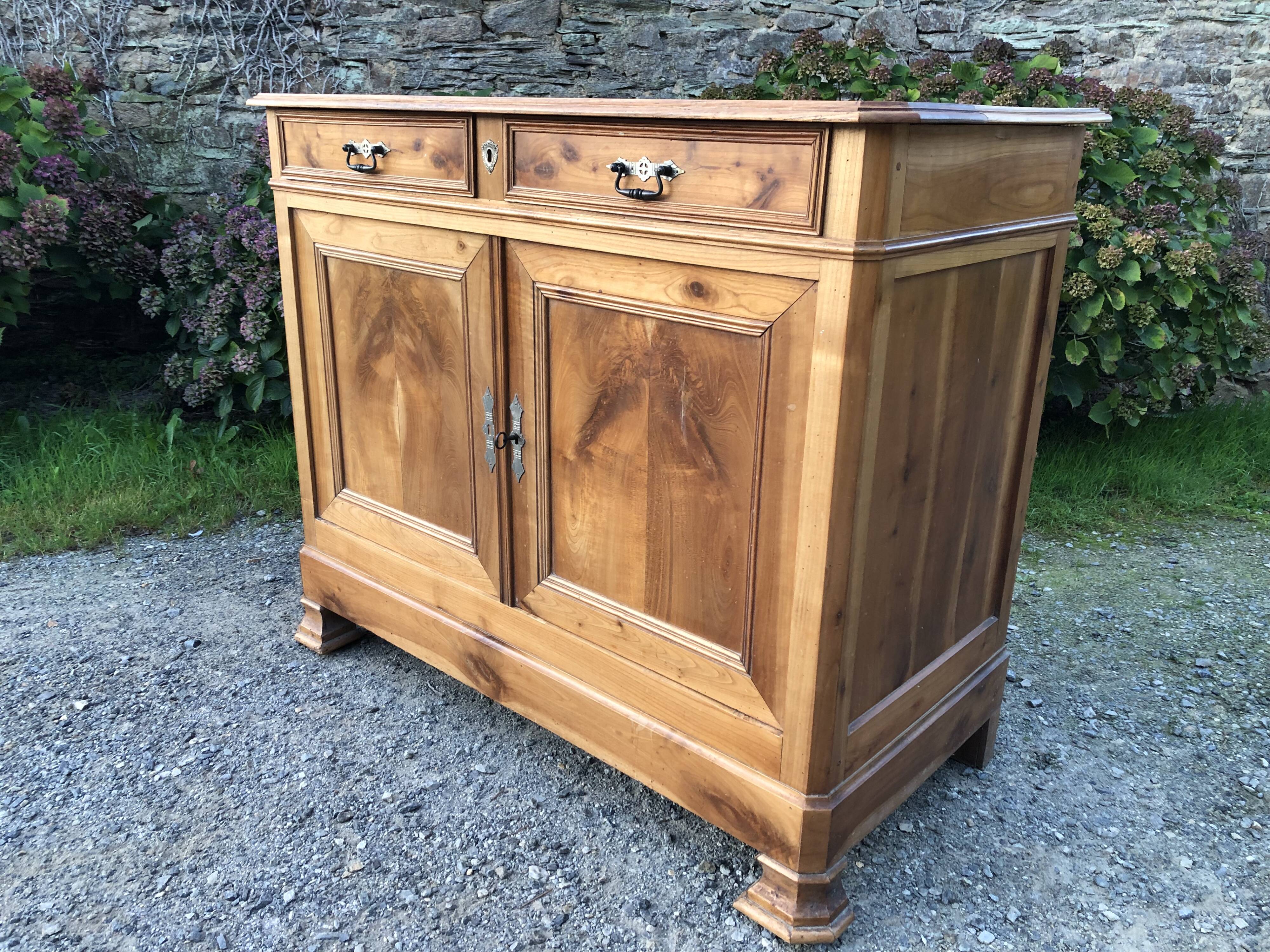 Old low sideboard in solid cherry wood from the 1900s.
