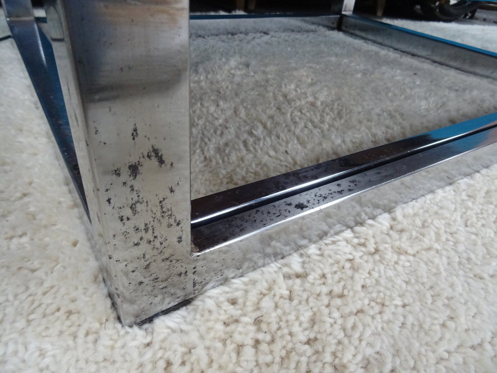 Extendable rise and fall table