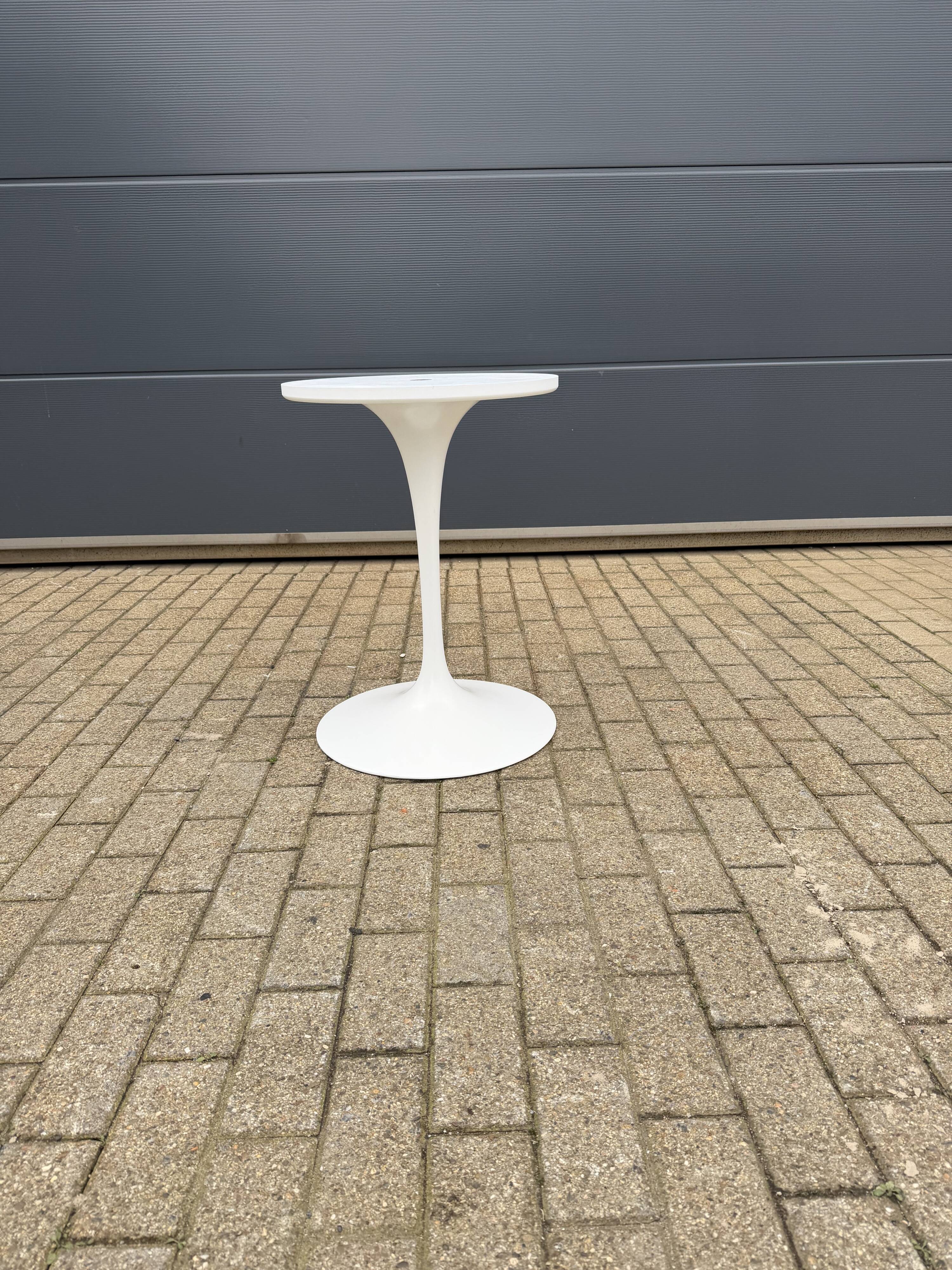 Original Knoll Tulip dining table in Carrara marble (120cm)