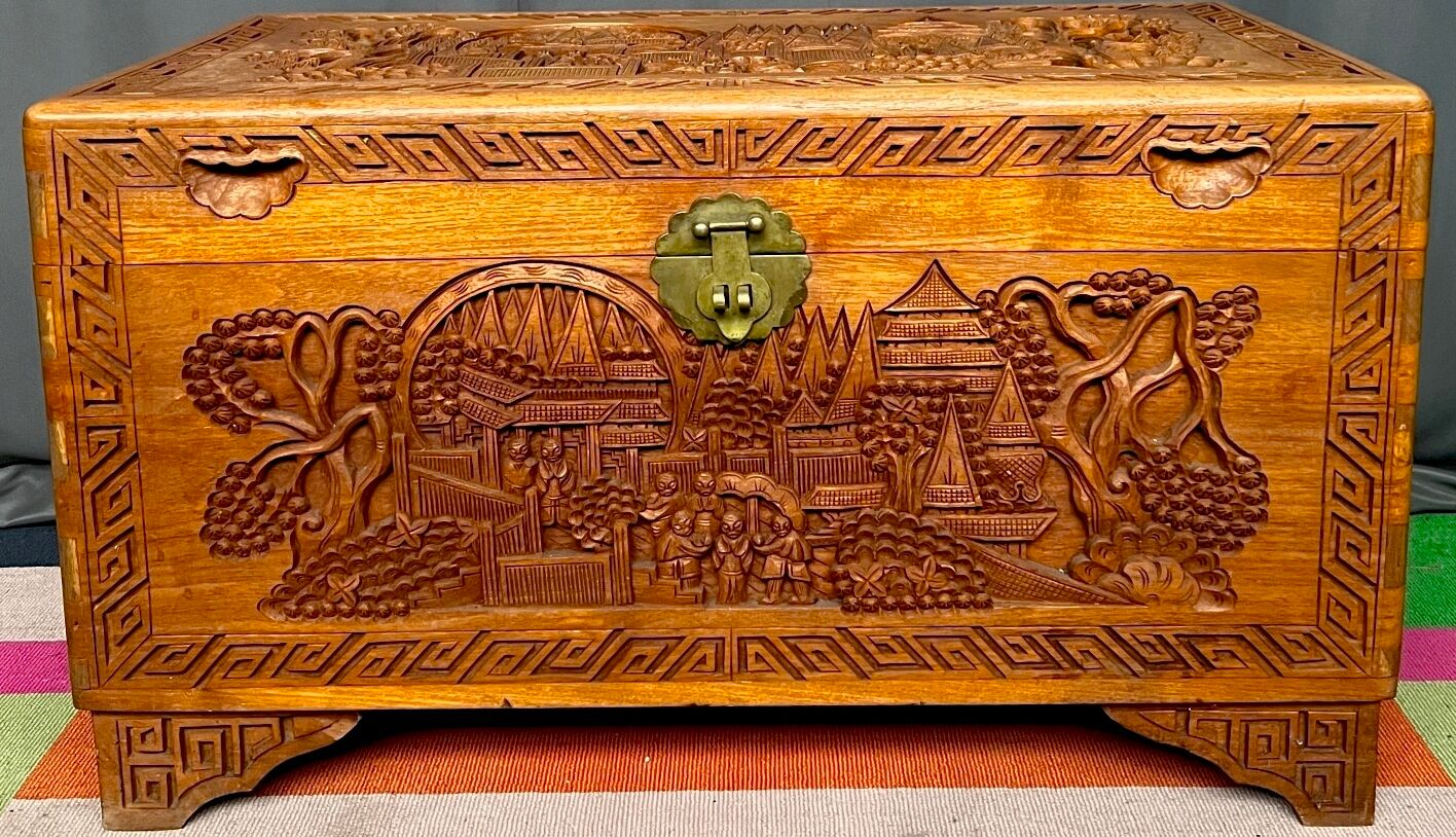Coffre de camphre sculpté chinois