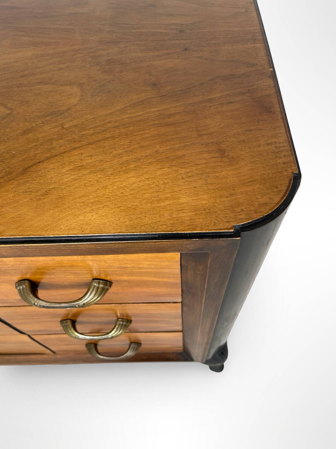 Elegant Italian chest of drawers, 1940s.