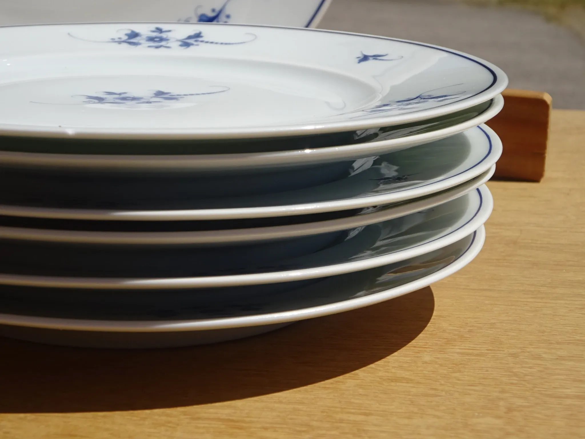 Fine Limoges porcelain dessert service: dish and 12 plates.