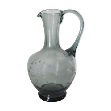 Pichet en verre gravé