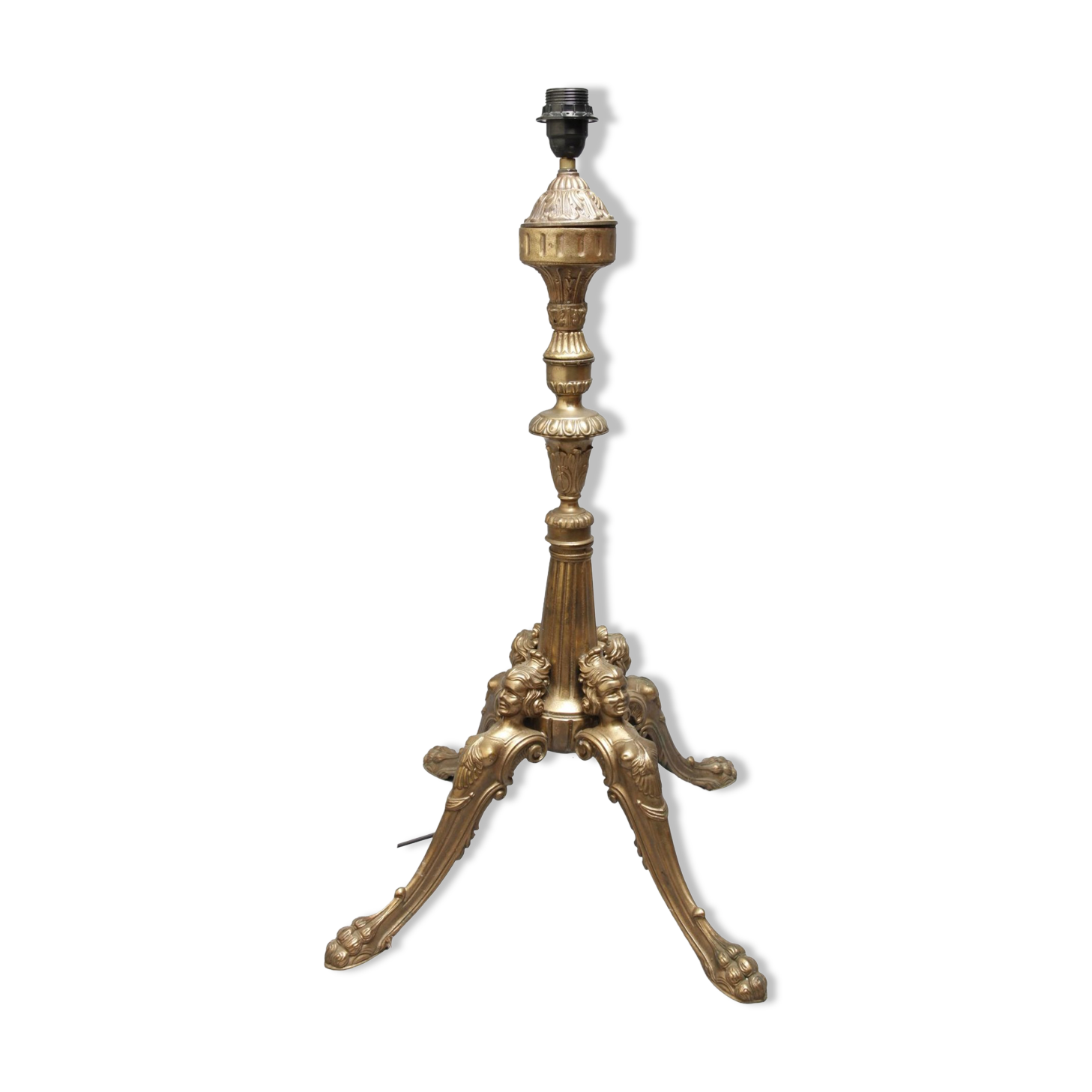 Lamp foot with pagoda lampshade