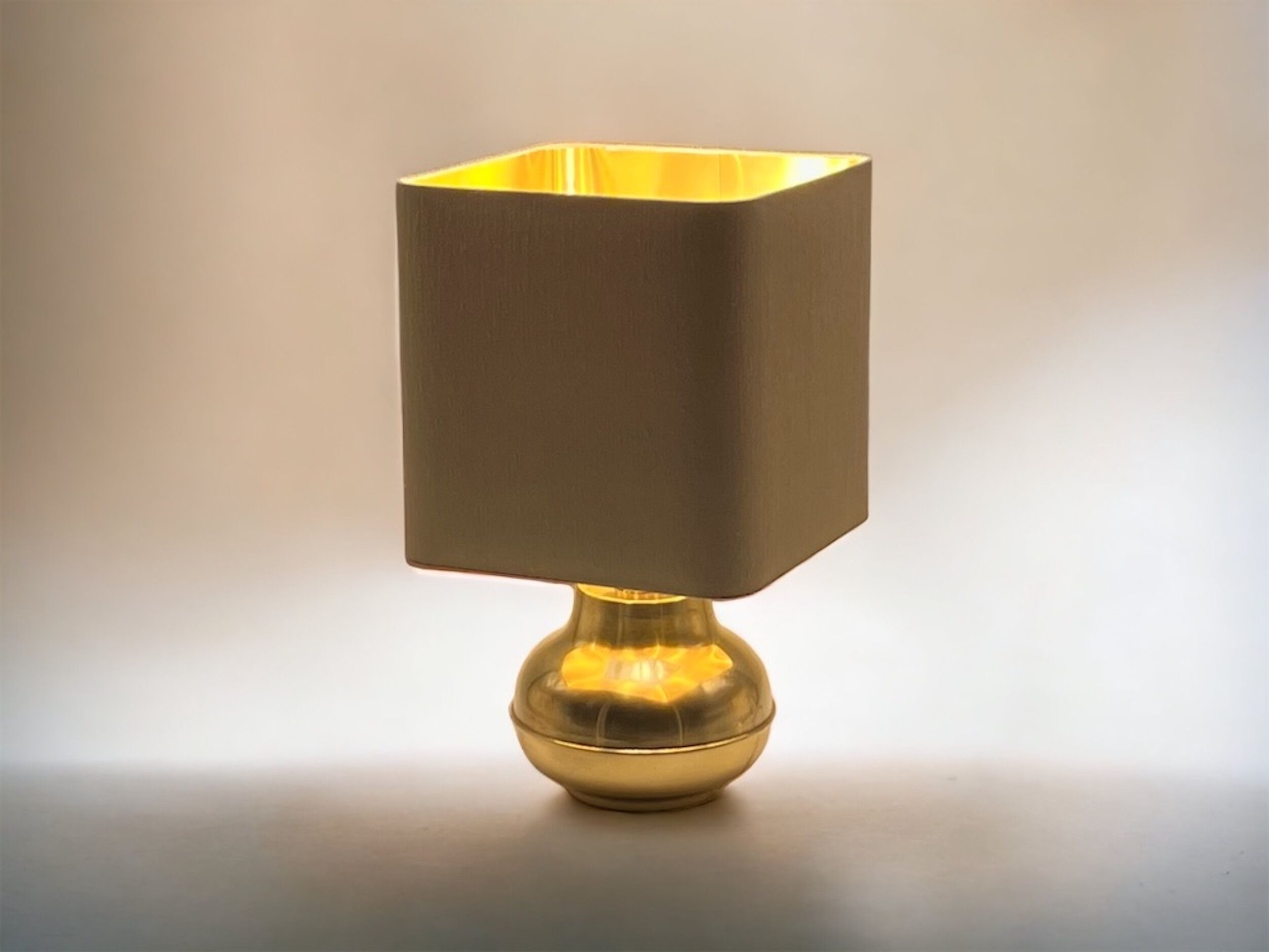 Lampe de table vintage en laiton fabriquée en Italie, années 60