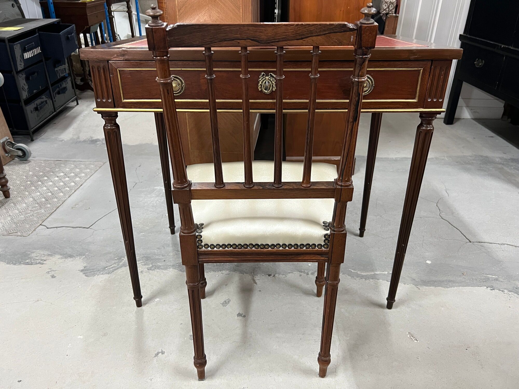 Flat desk and Louis XVI style chair in mahogany veneer (nineteenth century)