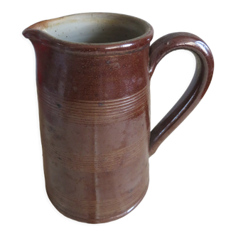 Berry sandstone pitcher