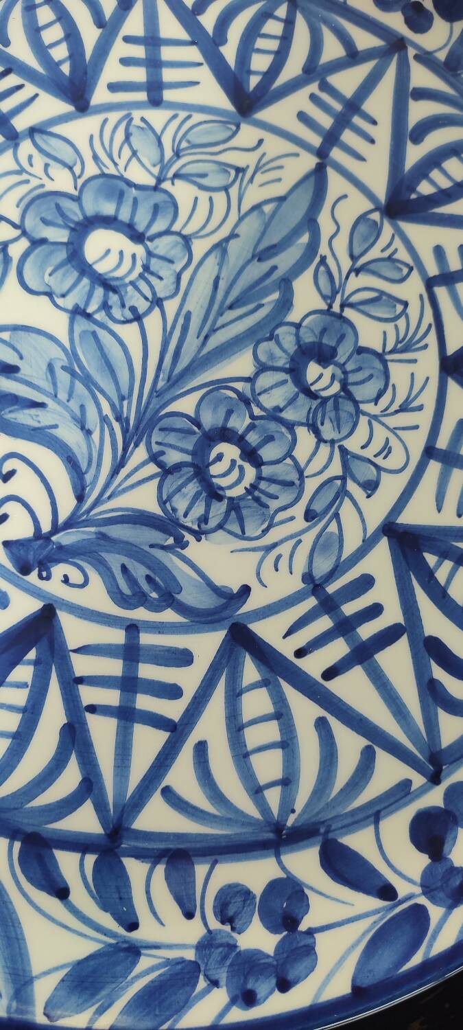 Large wall plate in majolica signed by Enrique Crespo, Artesania years.