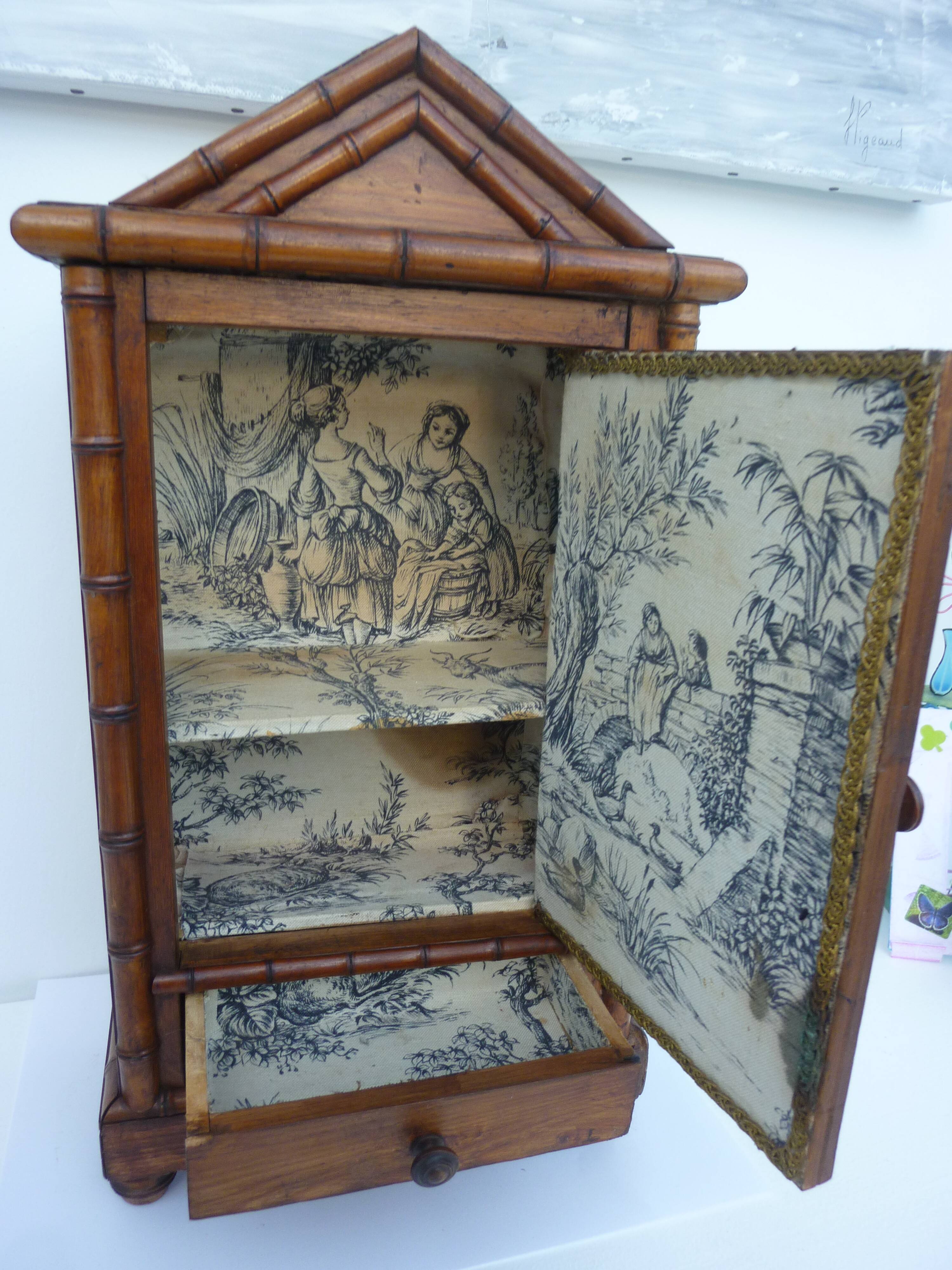 Jouet ancien meuble de poupée armoire à glace en bois, bambou , intérieur en toile de Jouy