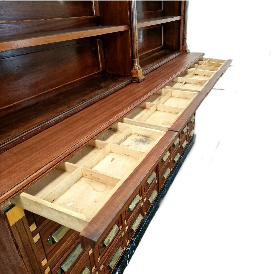 Grand cabinet d’apothicaire en acajou ancien, armoire de pharmacie Art Déco, bibliothèque