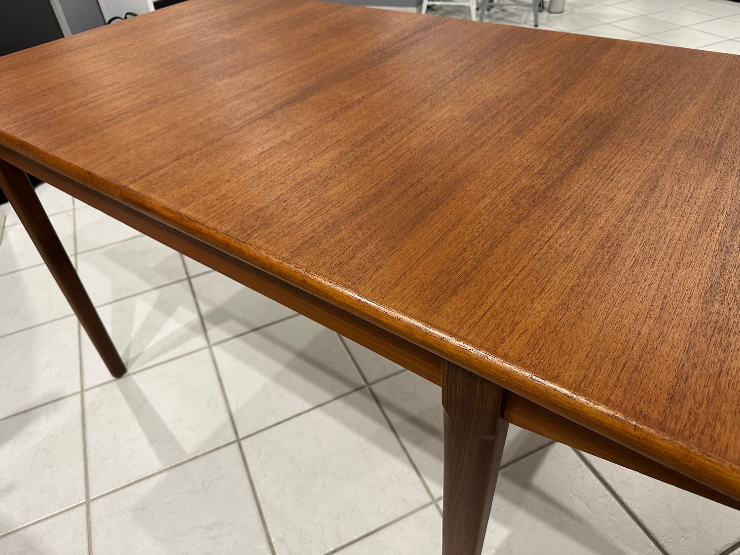 Large extendable Scandinavian table in vintage teak from the 1970s.