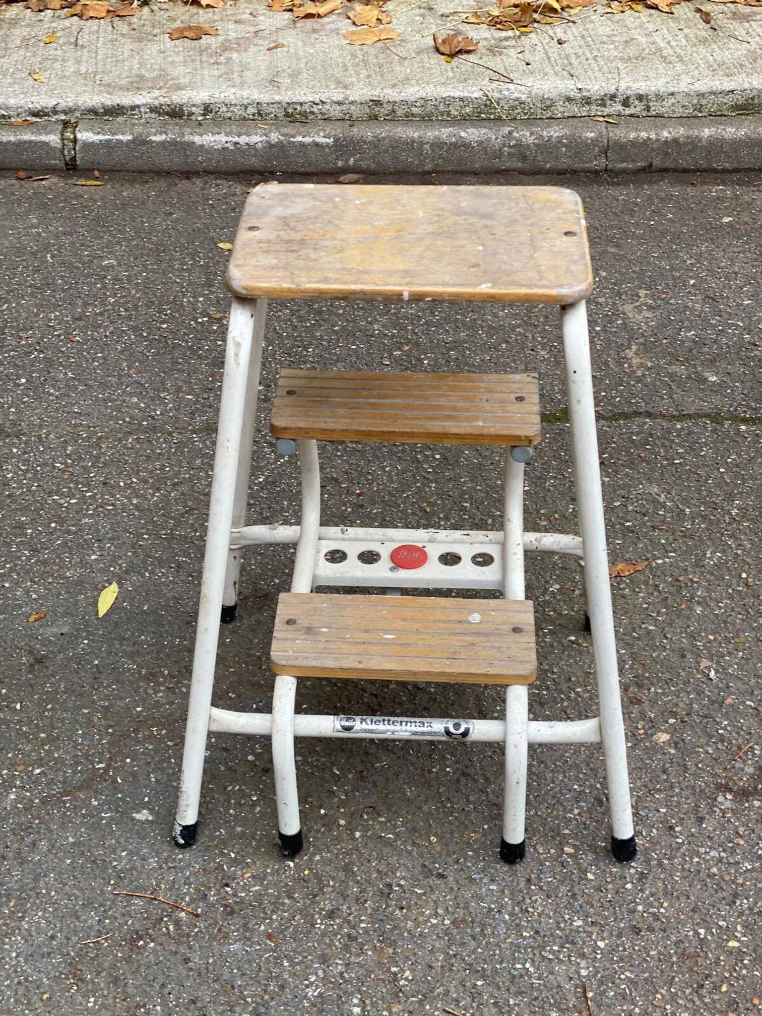 Folding step stool in solid wood and white steel