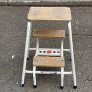 Folding step stool in solid wood and white steel