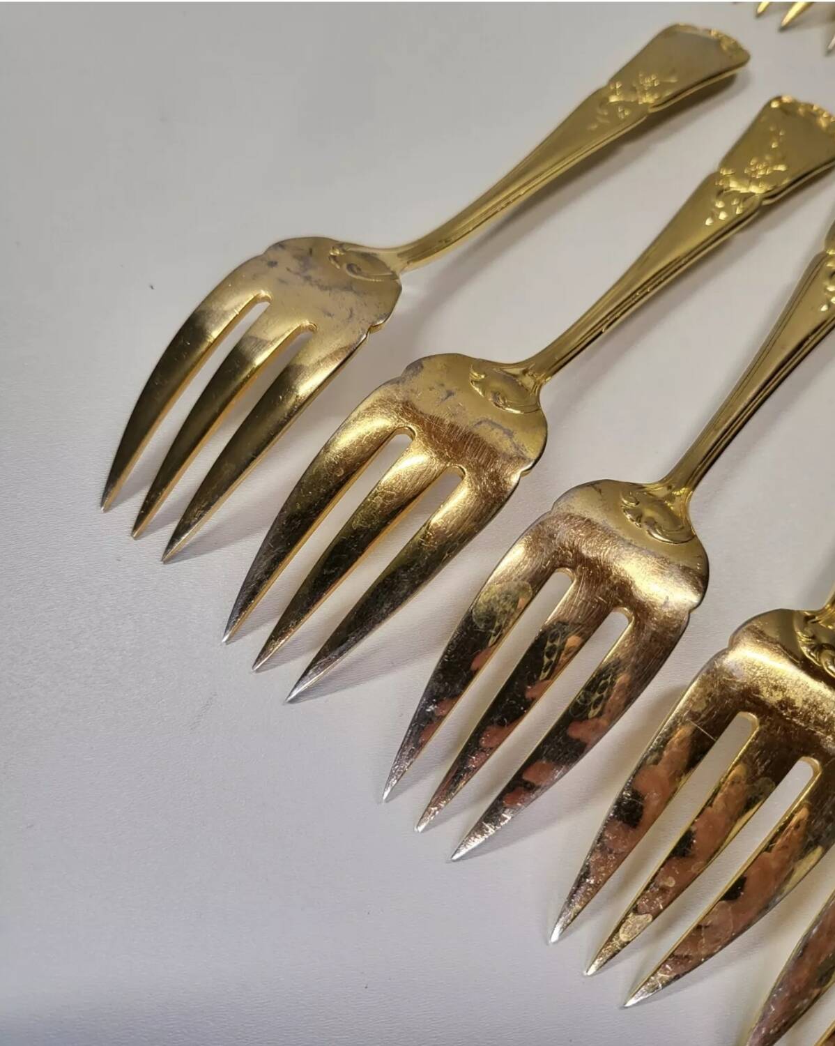 Gold metal fish cutlery, knives and forks 24 pieces