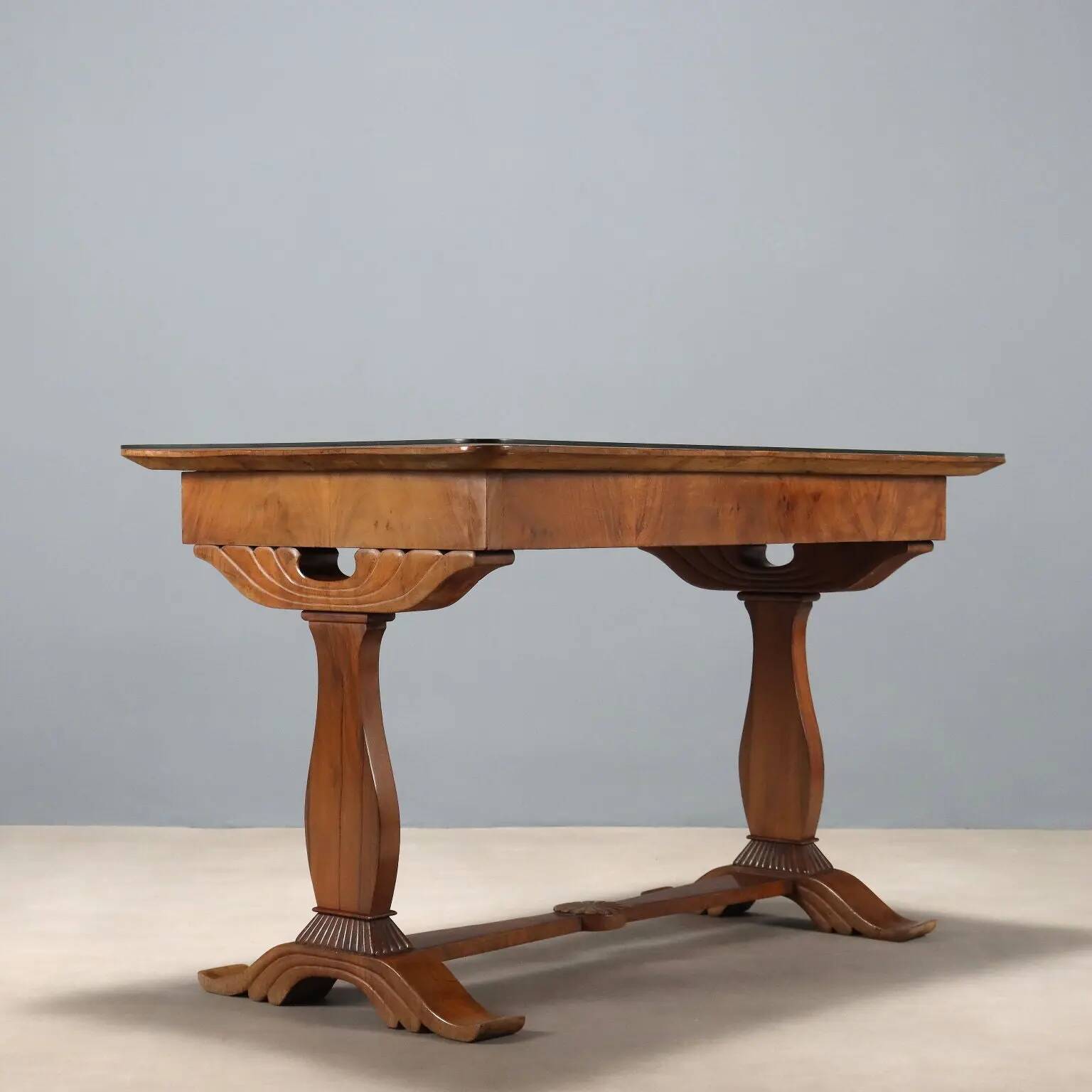 Antique Biedermeier desk in walnut, Austria, mid-19th century.