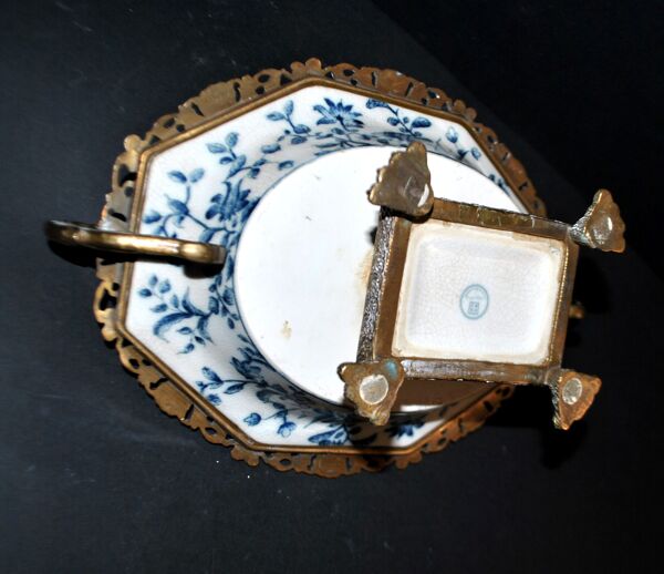 Coupe sur pied, centre de table en porcelaine fleurie bleu de Chine et monture en bronze