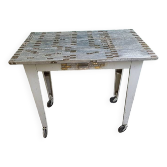 Workshop serving table with 1 drawer in metal covered with pieces of pl meter