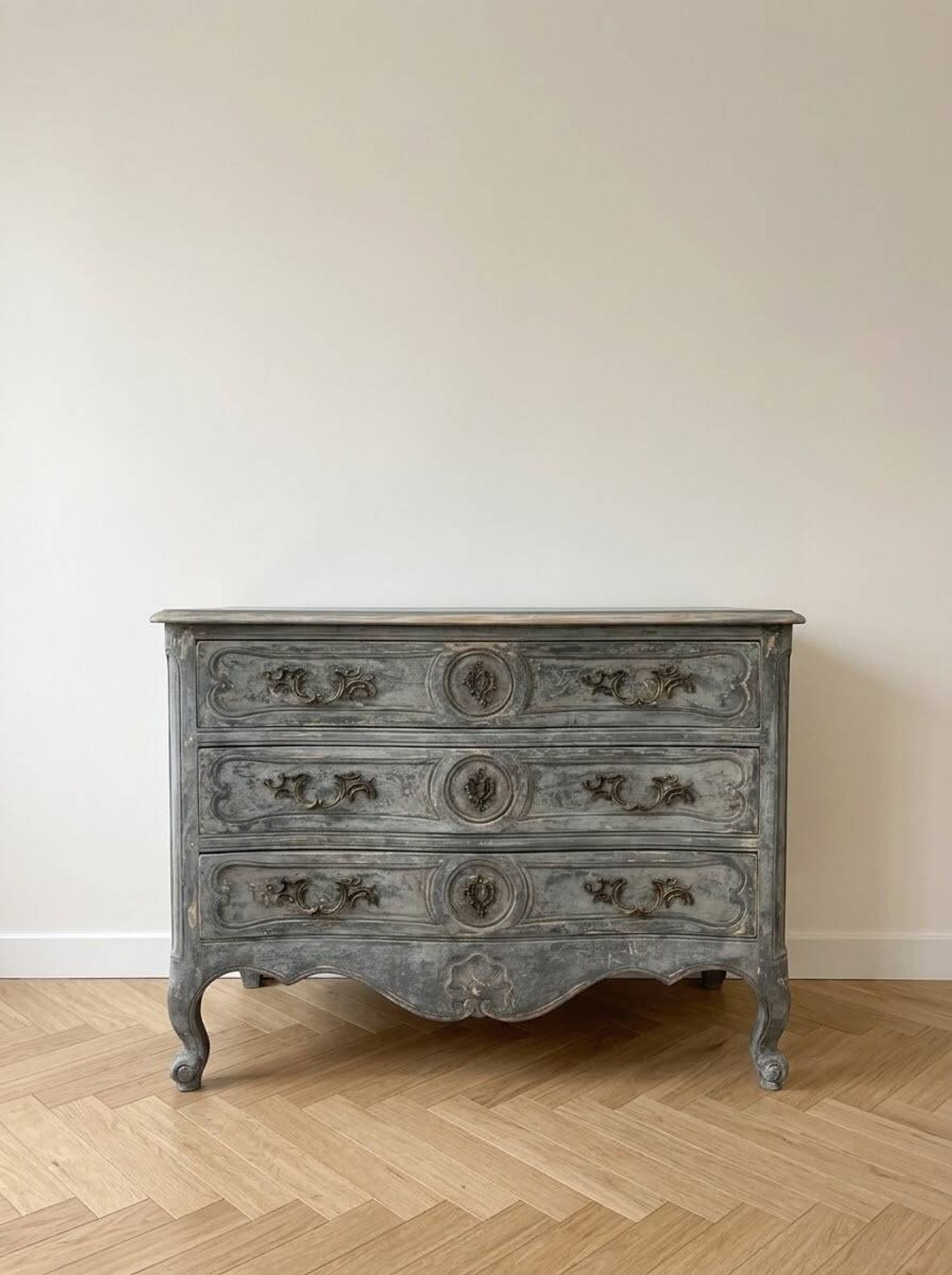 Commode Louis XV patinée gris
