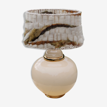 Lampe boule en céramique ivoire et dorée modèle rondo Kostka éditeur abat jour en laine