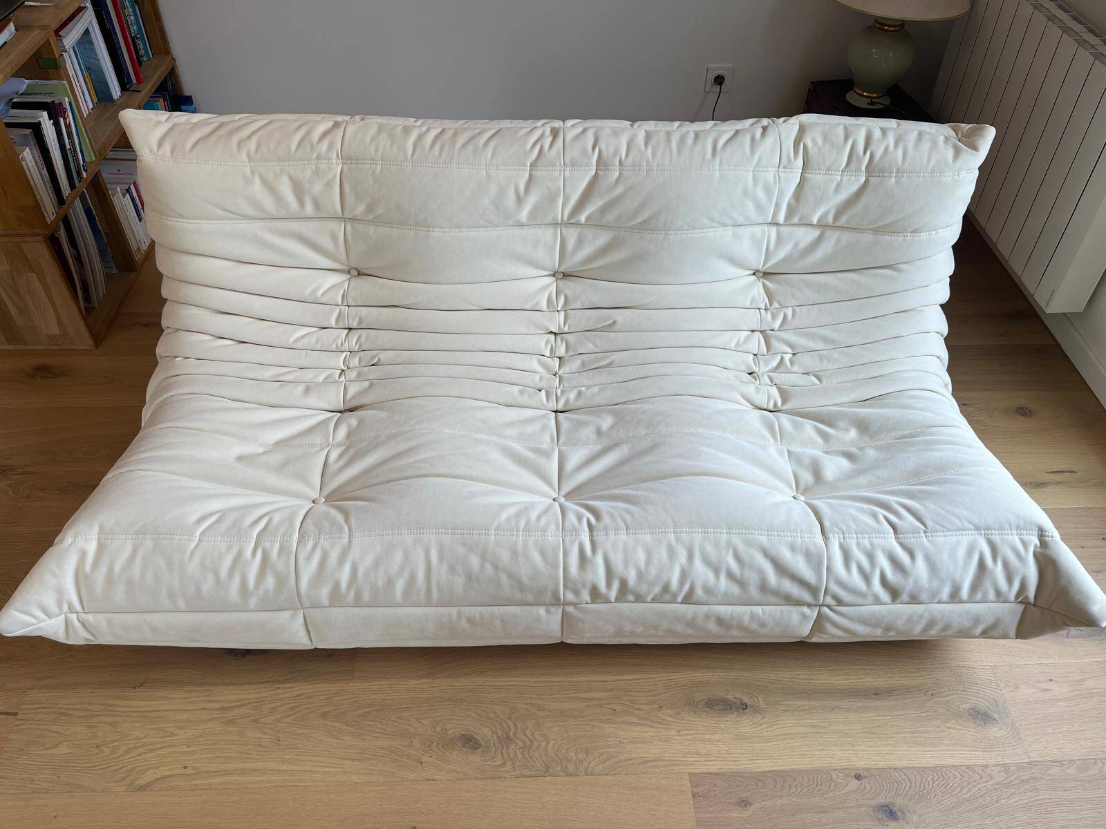 Canapé 3 places Togo Ligne Roset en Alcantara coloris Eggshell