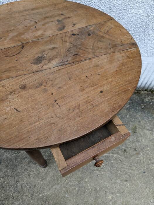 Small round table, pedestal table