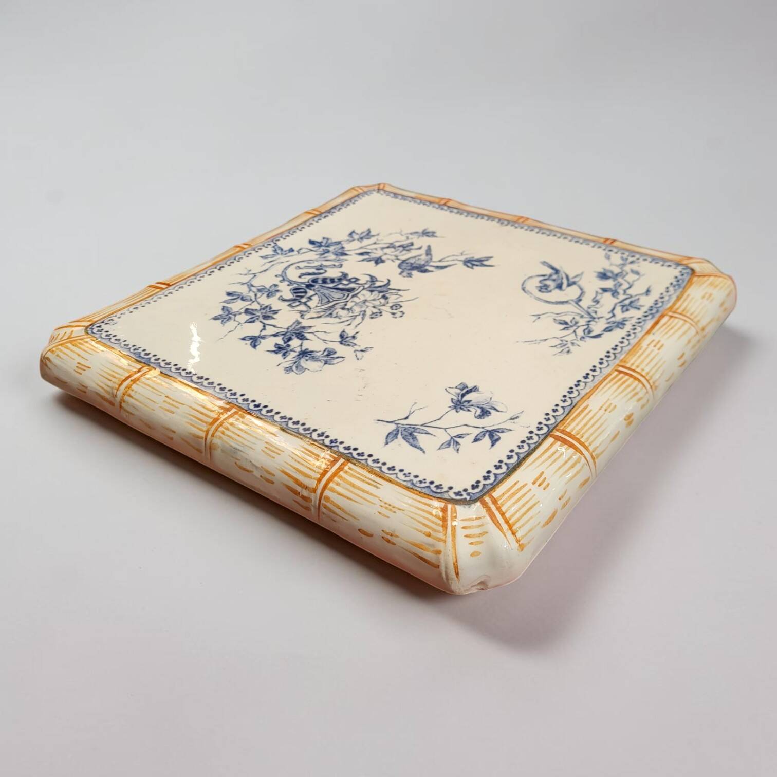 Trivet in Creil and Montereau faience, Japonese-style decoration.