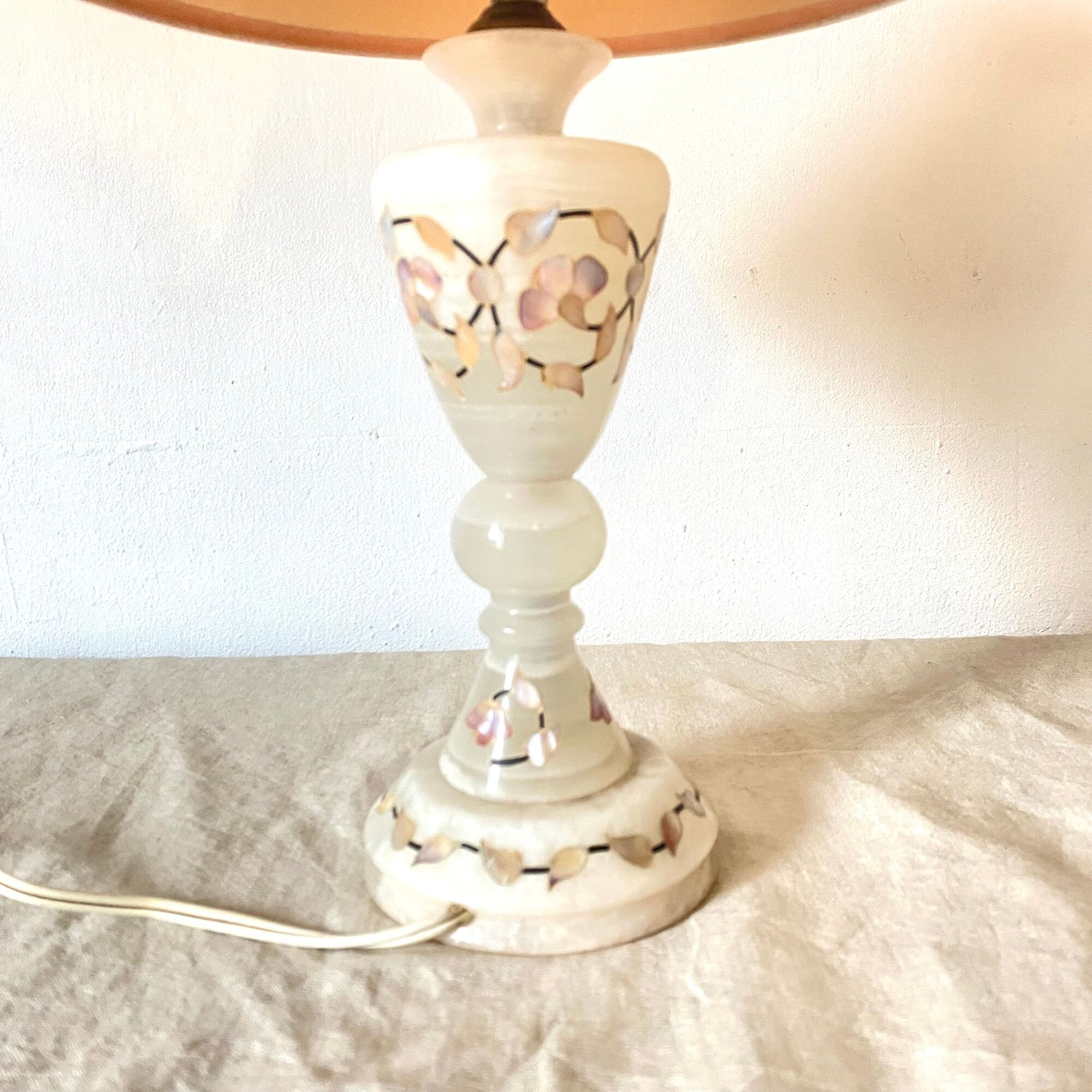 Vintage lamp in alabaster and mother-of-pearl