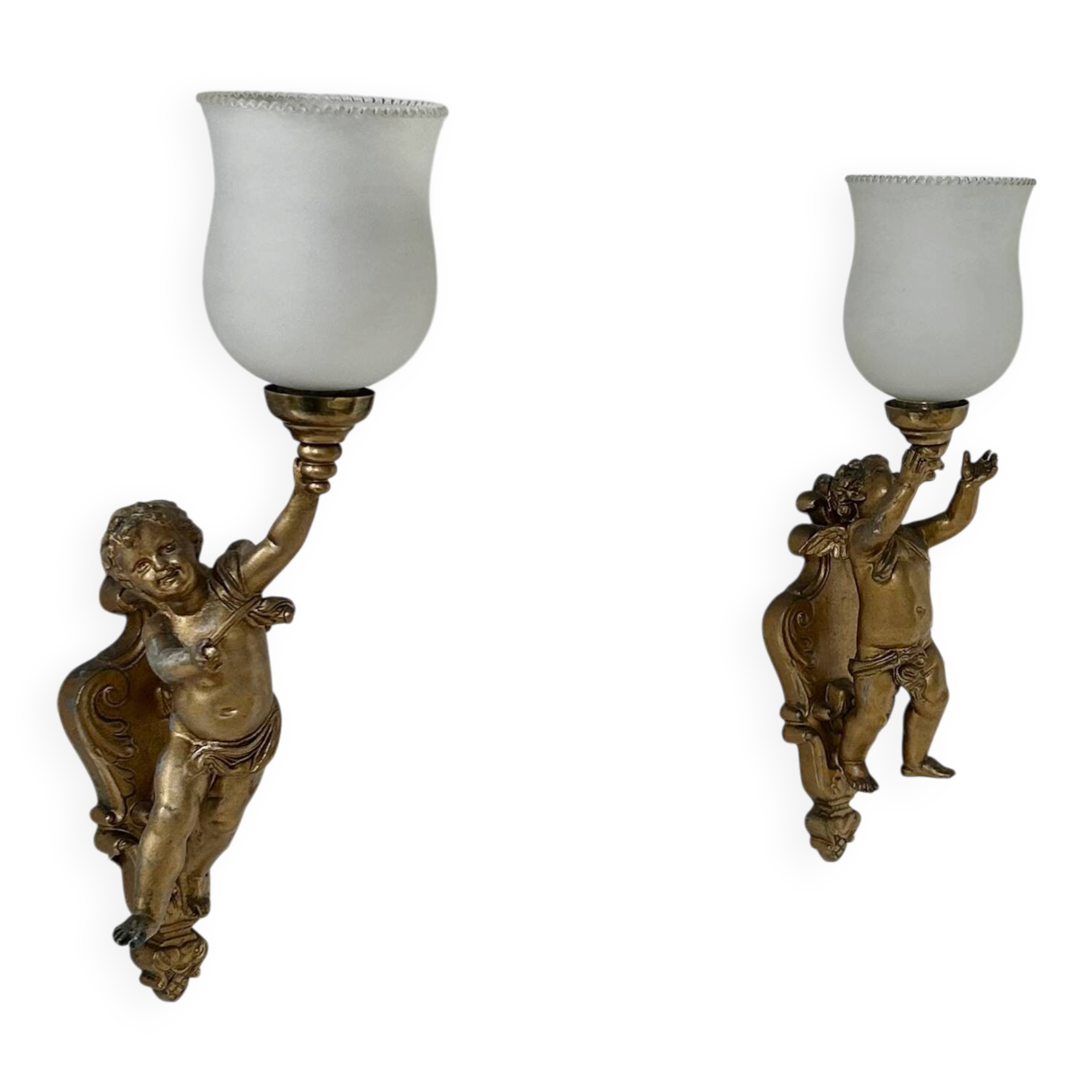 Pair of vintage wall lights in gilded metal and opaline, Italy 1950.