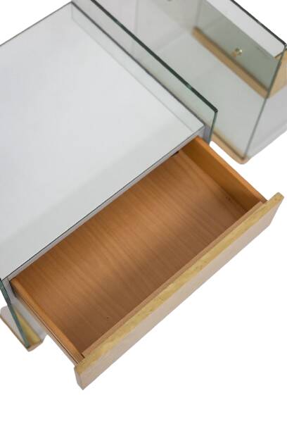 Pair of bedside tables or sofa ends in brass, glass and mirror. 1970s.