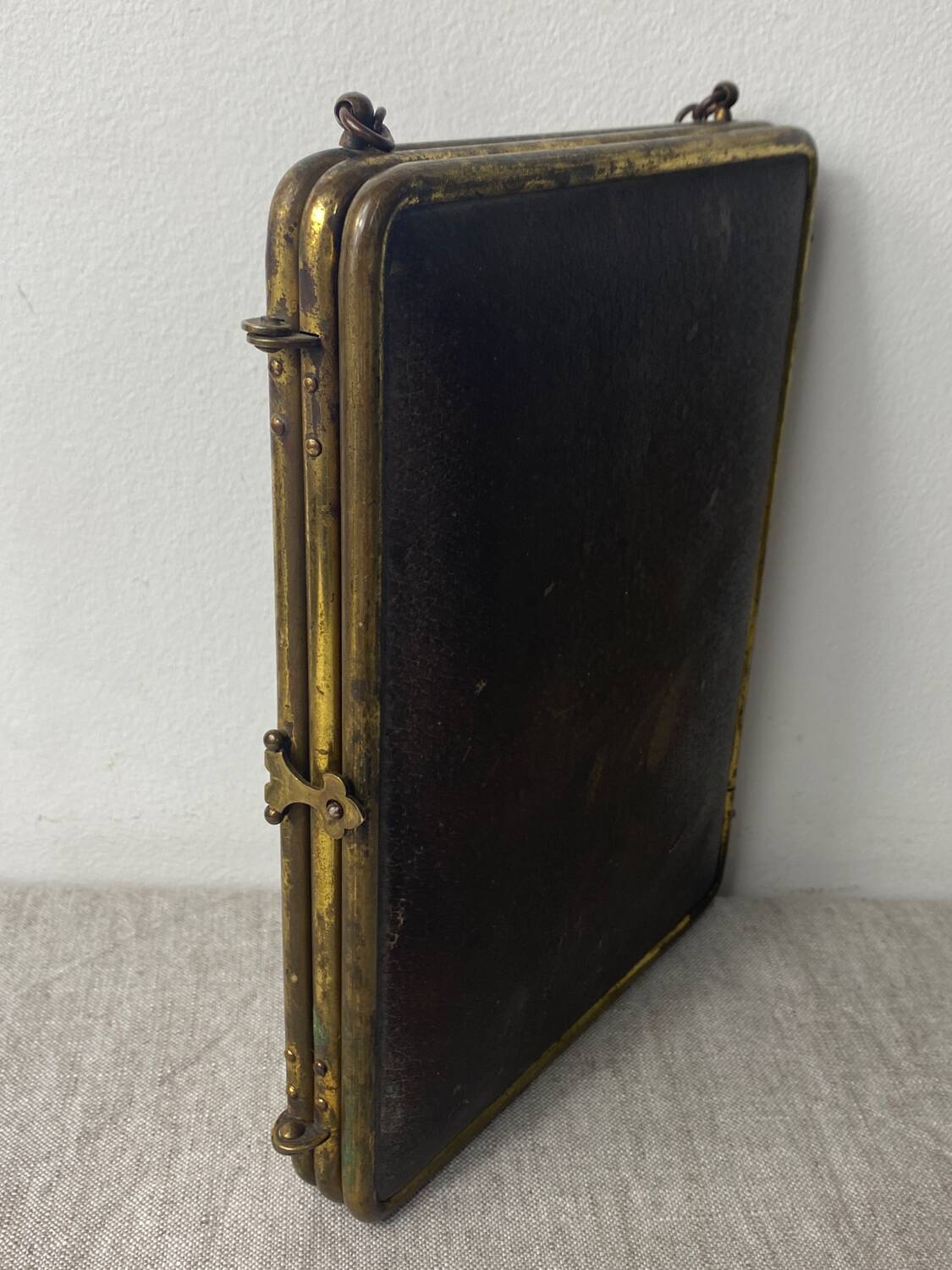 Miroir de barbier, triptyque cuir et laiton
