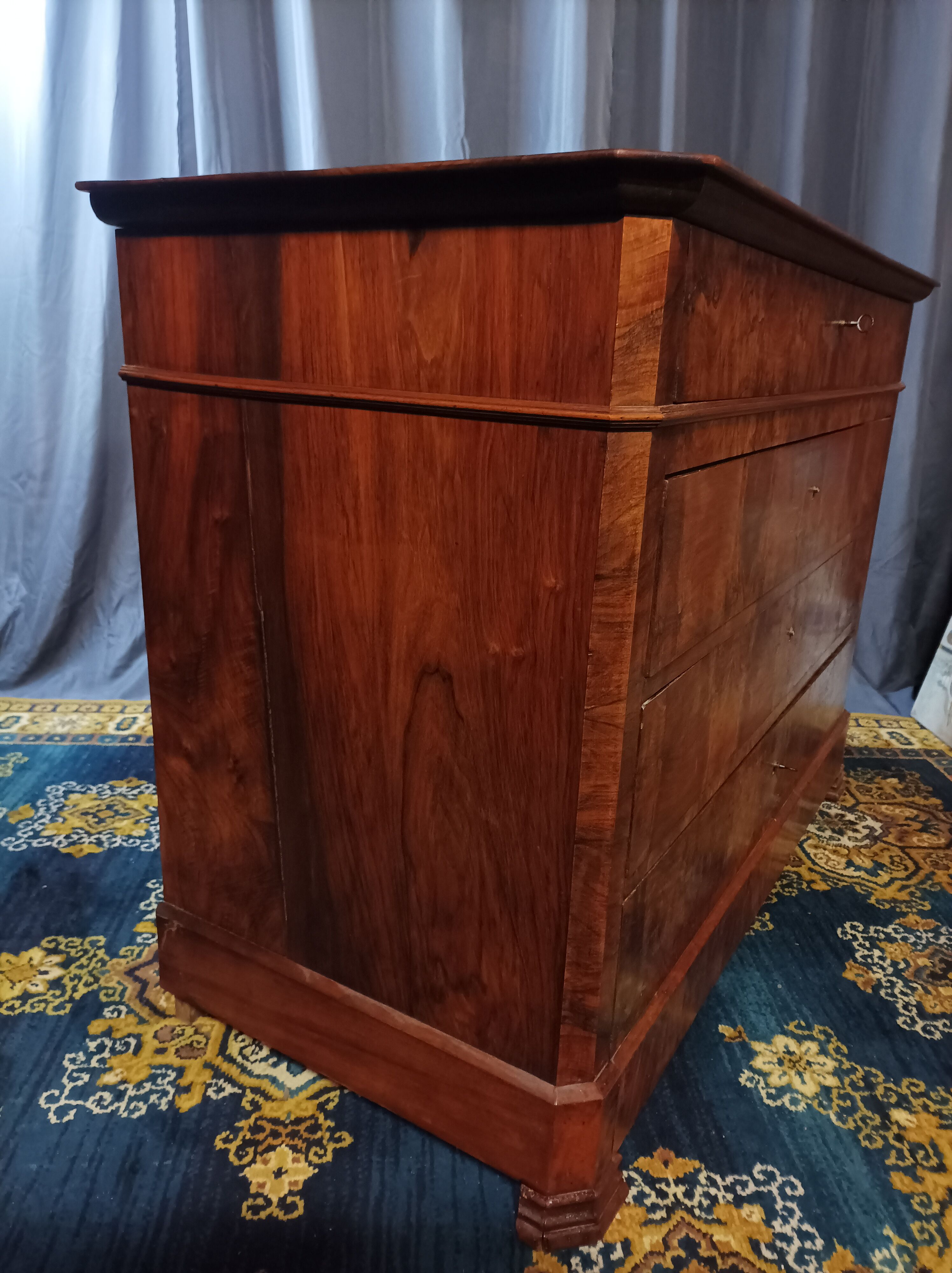 Commode Louis Philippe en ronce de noyer XIXème