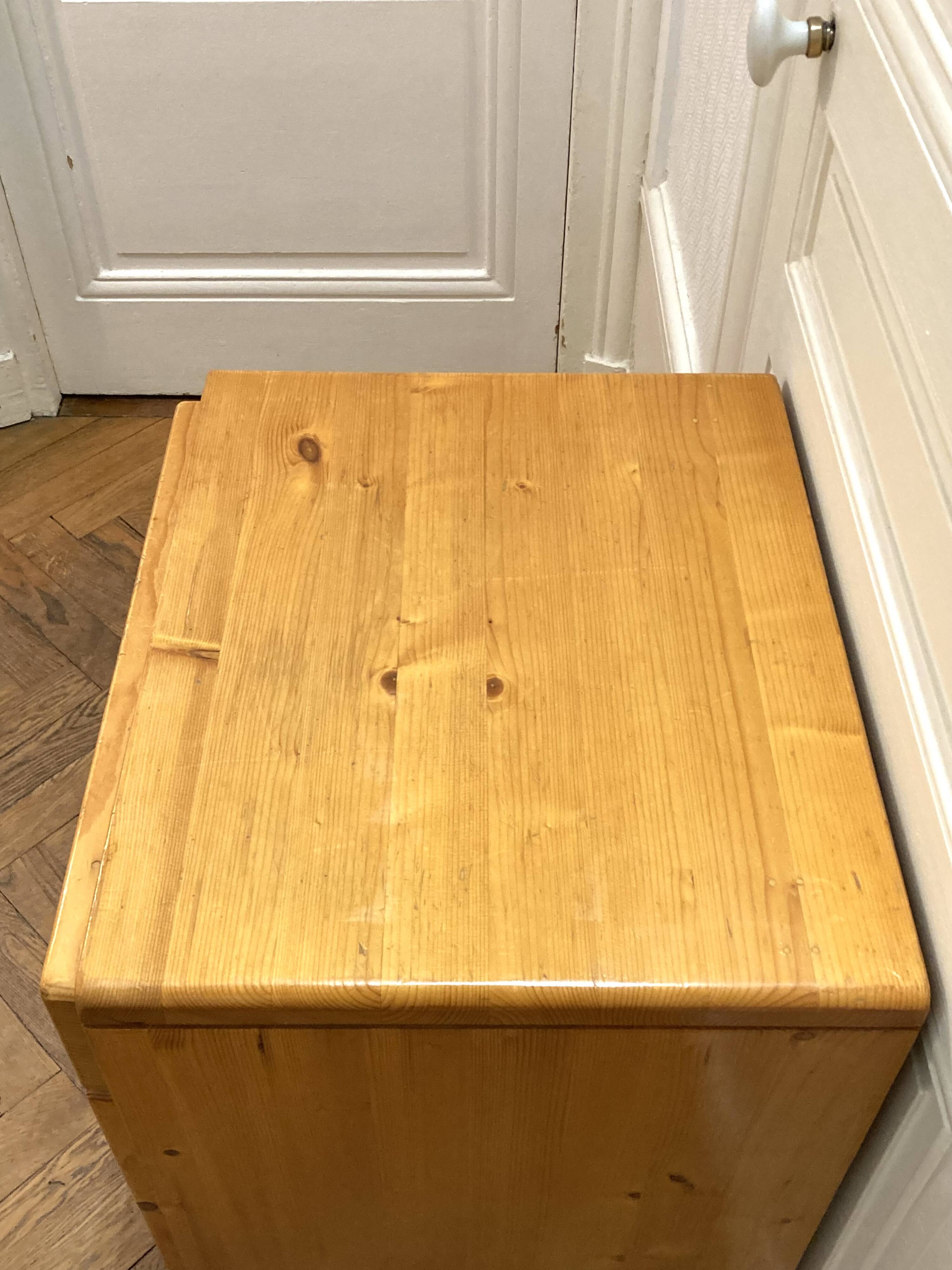 Bedside table / small chest of drawers in pine by Charlotte Perriand, Les Arcs